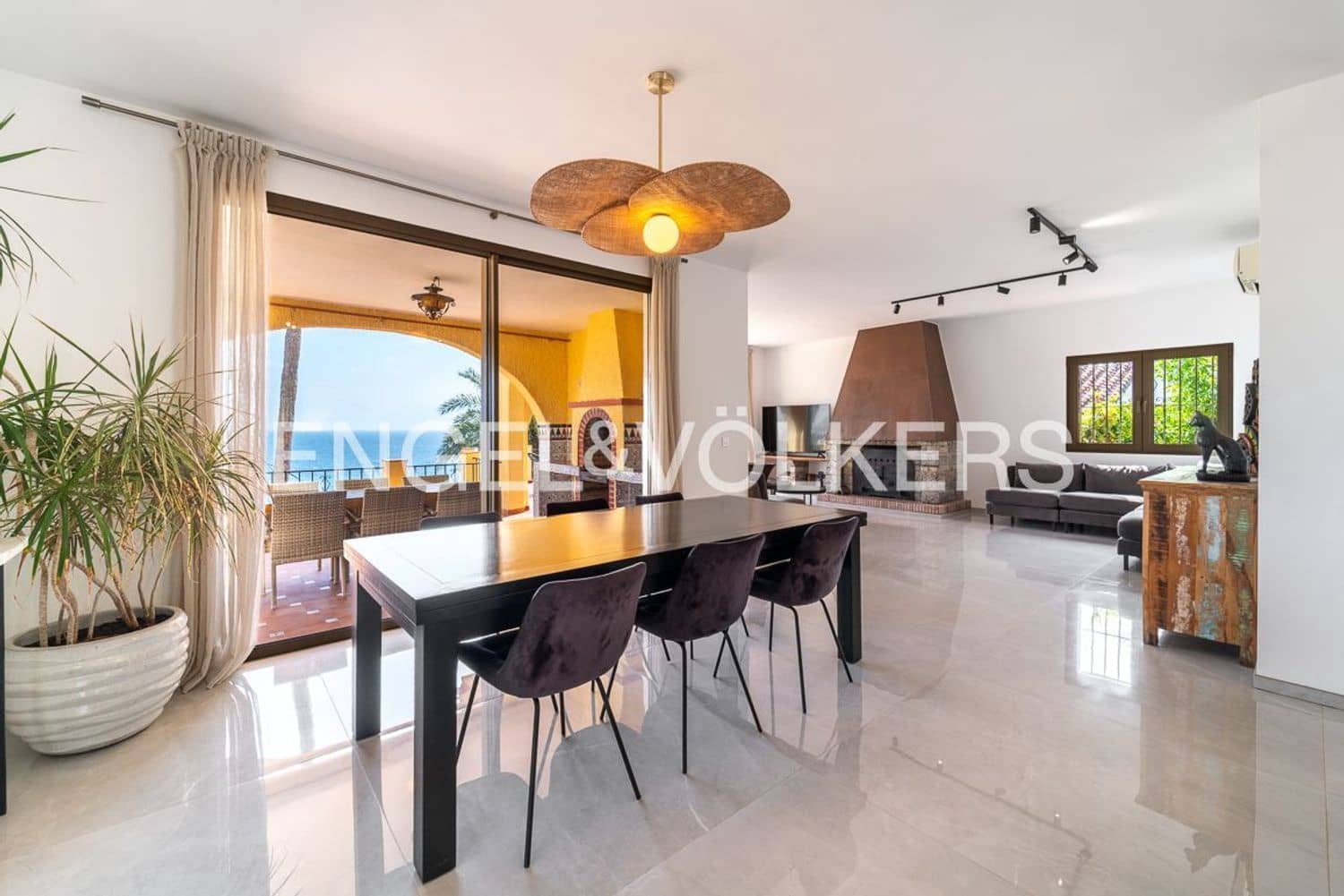 7 bedroom Villa for sale in Estepona with pool garage - € 1,760,000 (Ref: 9733565)