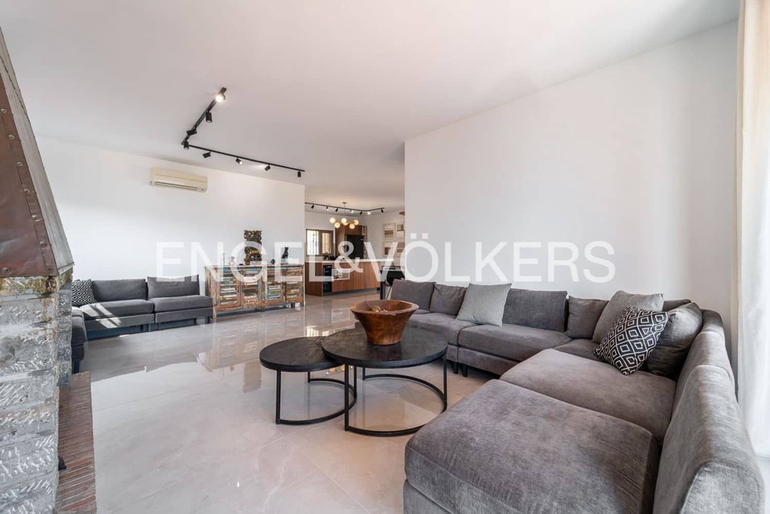 7 bedroom Villa for sale in Estepona with pool garage - € 1,760,000 (Ref: 9733565)