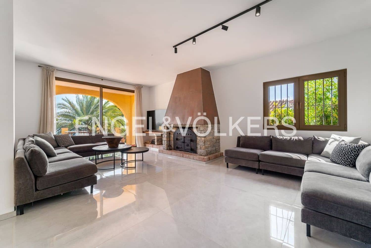 7 bedroom Villa for sale in Estepona with pool garage - € 1,760,000 (Ref: 9733565)