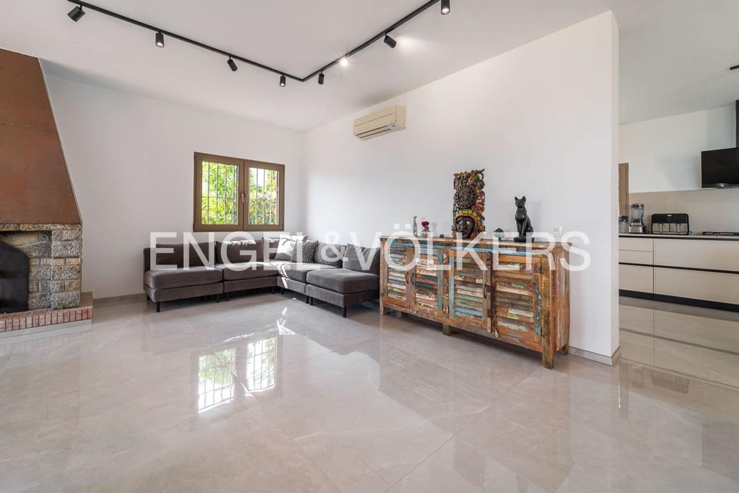 7 bedroom Villa for sale in Estepona with pool garage - € 1,760,000 (Ref: 9733565)