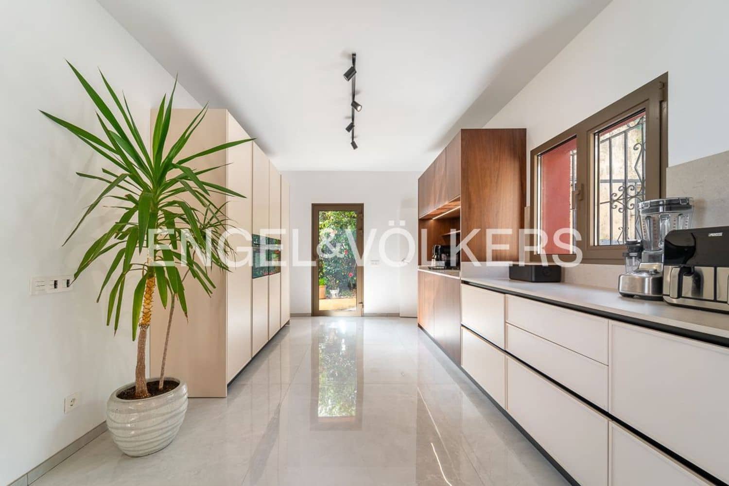 7 bedroom Villa for sale in Estepona with pool garage - € 1,760,000 (Ref: 9733565)