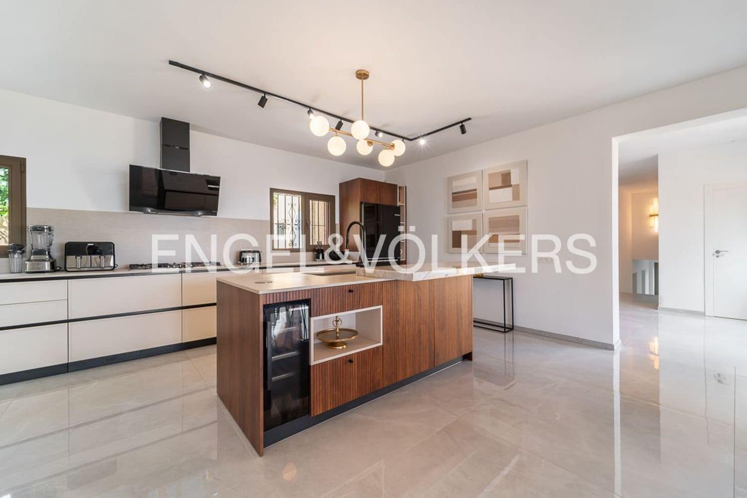 7 bedroom Villa for sale in Estepona with pool garage - € 1,760,000 (Ref: 9733565)