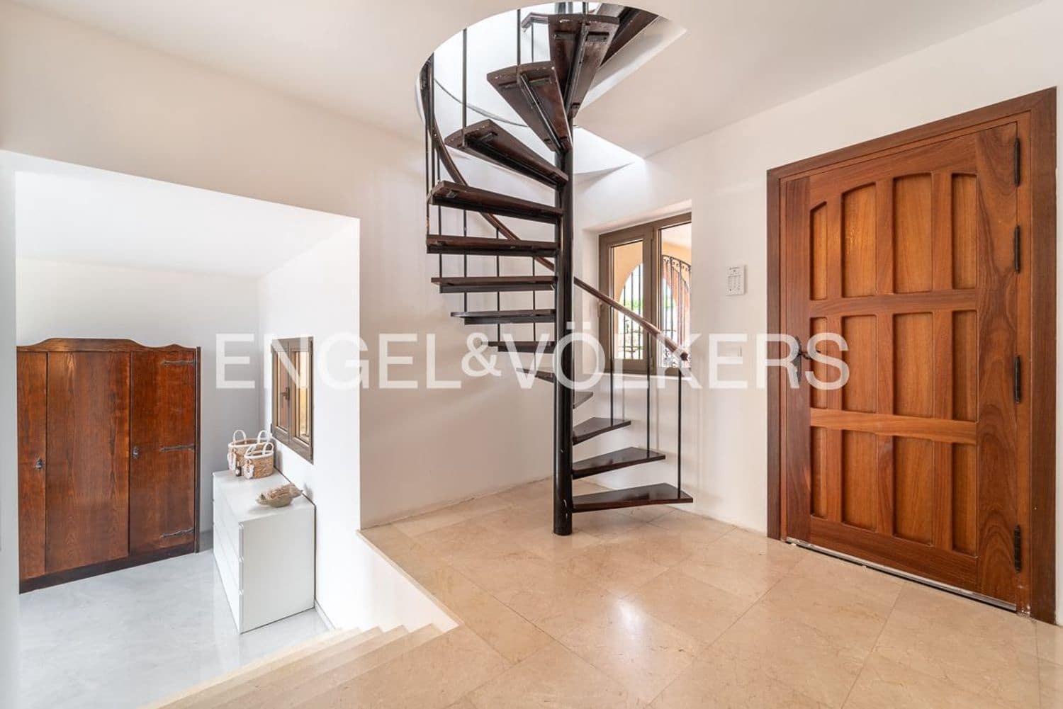 7 bedroom Villa for sale in Estepona with pool garage - € 1,760,000 (Ref: 9733565)