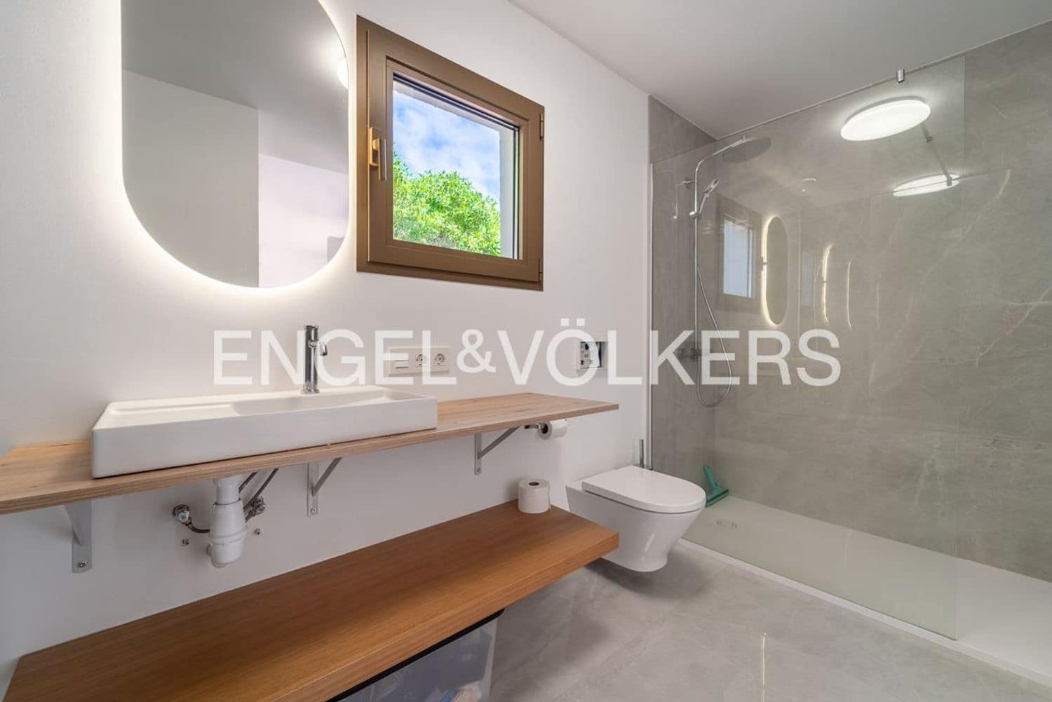 7 bedroom Villa for sale in Estepona with pool garage - € 1,760,000 (Ref: 9733565)