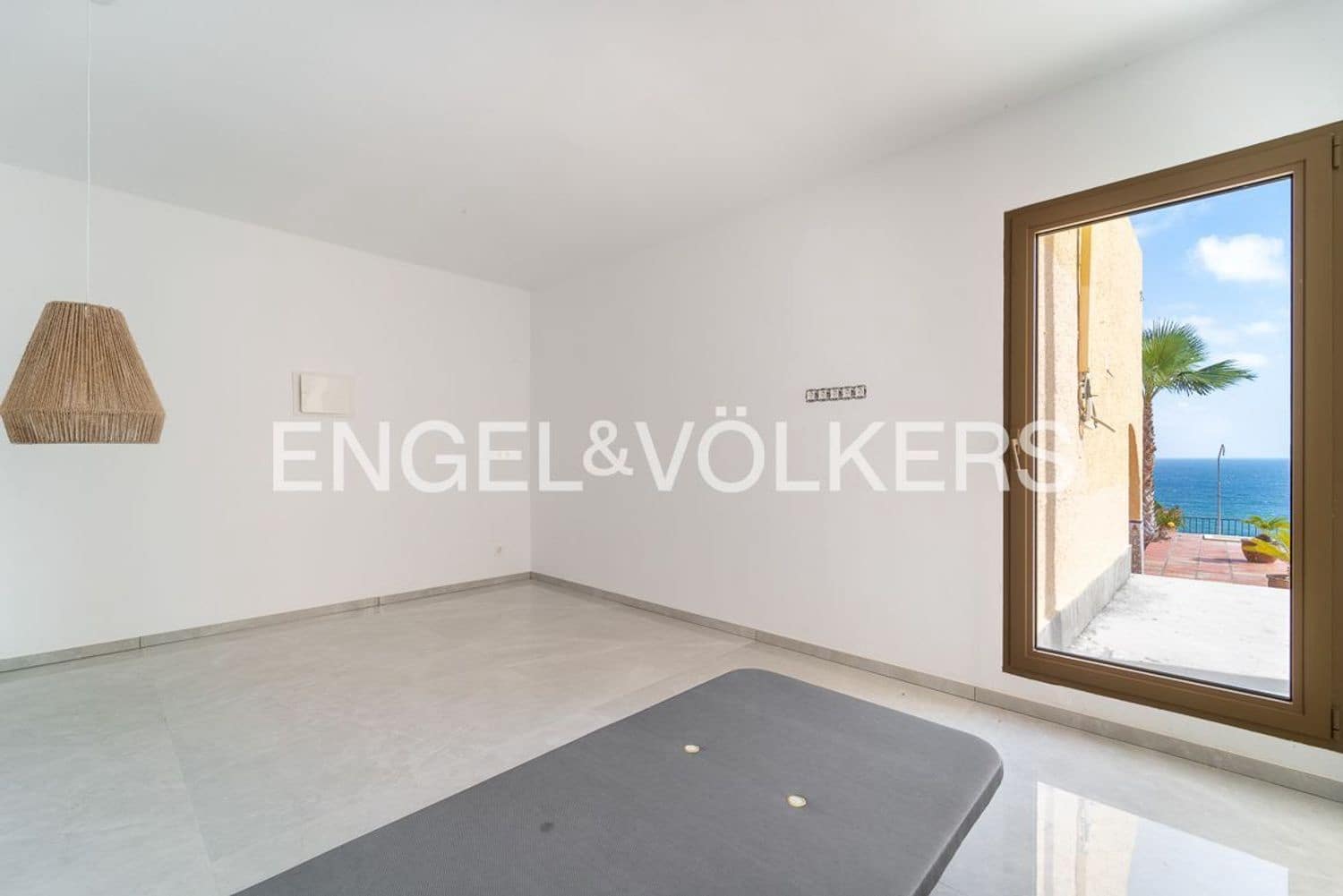 7 bedroom Villa for sale in Estepona with pool garage - € 1,760,000 (Ref: 9733565)