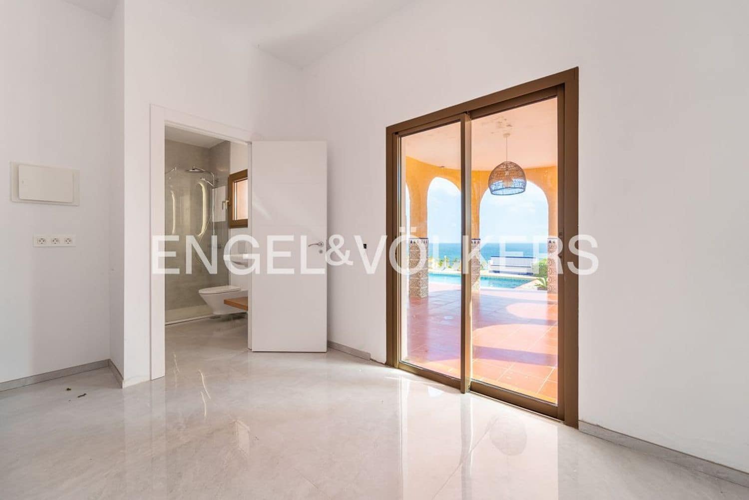 7 bedroom Villa for sale in Estepona with pool garage - € 1,760,000 (Ref: 9733565)