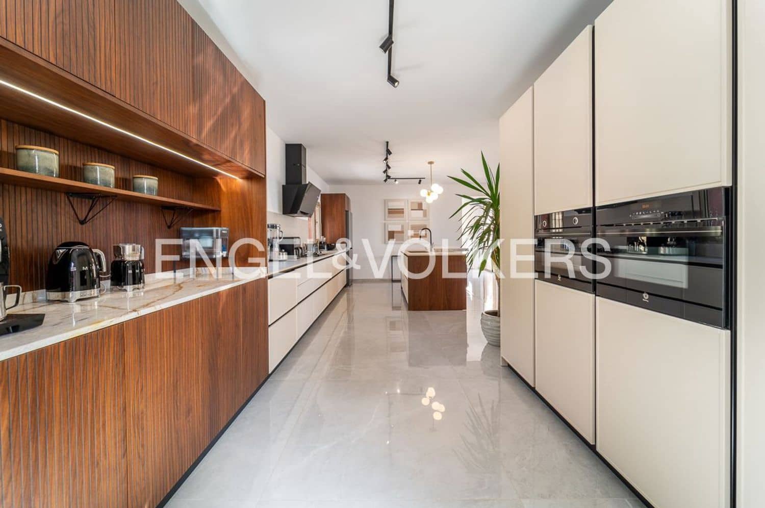 7 bedroom Villa for sale in Estepona with pool garage - € 1,760,000 (Ref: 9733565)