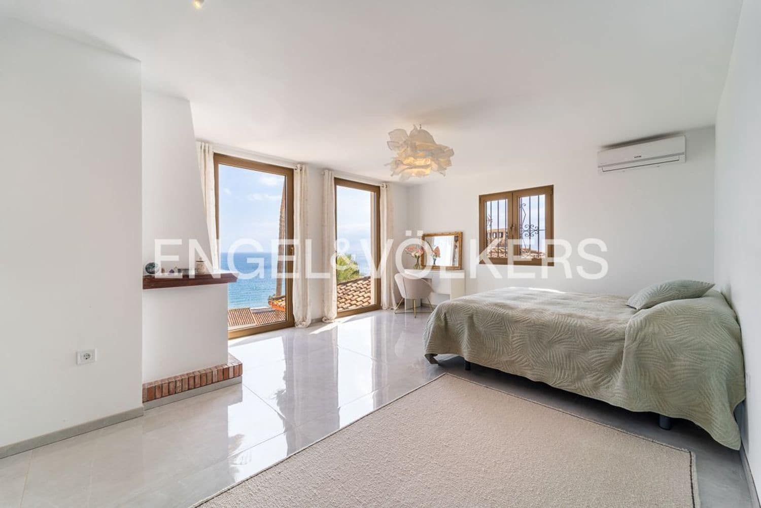 7 bedroom Villa for sale in Estepona with pool garage - € 1,760,000 (Ref: 9733565)