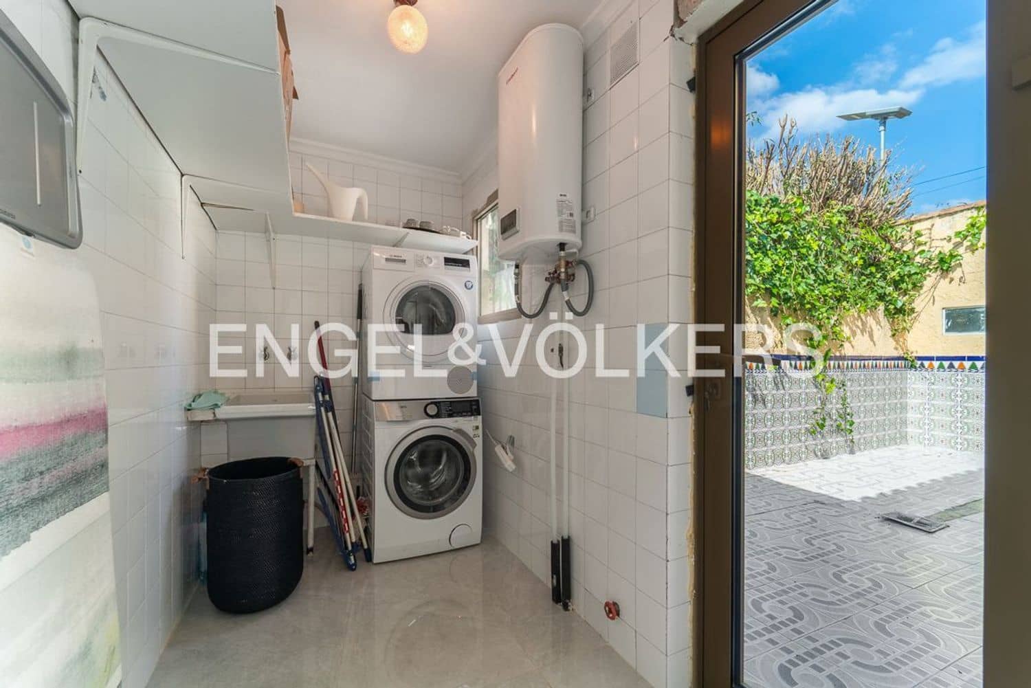 7 bedroom Villa for sale in Estepona with pool garage - € 1,760,000 (Ref: 9733565)