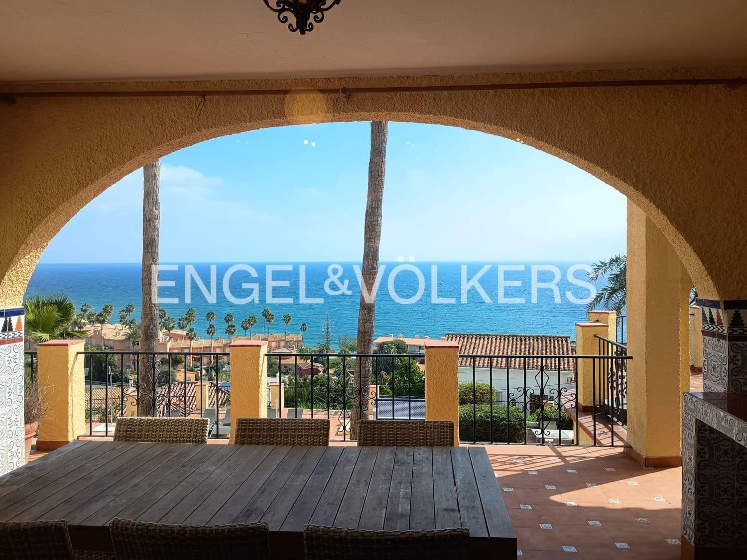 7 bedroom Villa for sale in Estepona with pool garage - € 1,760,000 (Ref: 9733565)