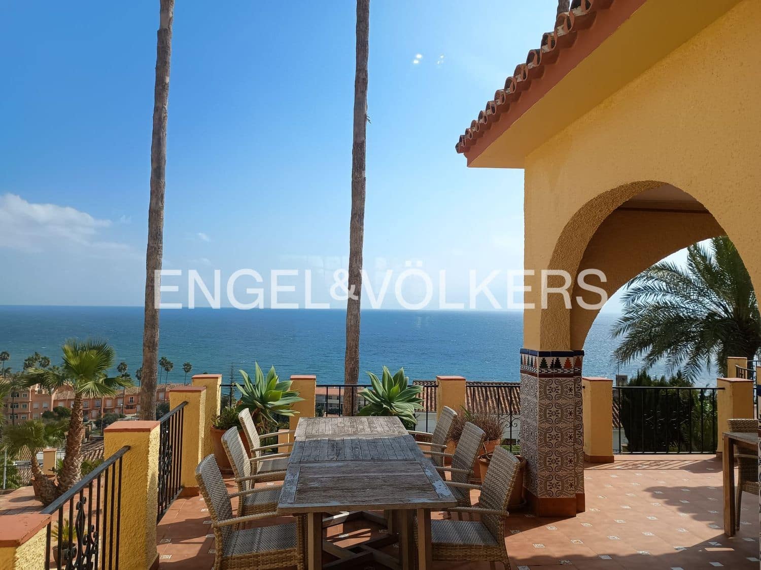 7 bedroom Villa for sale in Estepona with pool garage - € 1,760,000 (Ref: 9733565)
