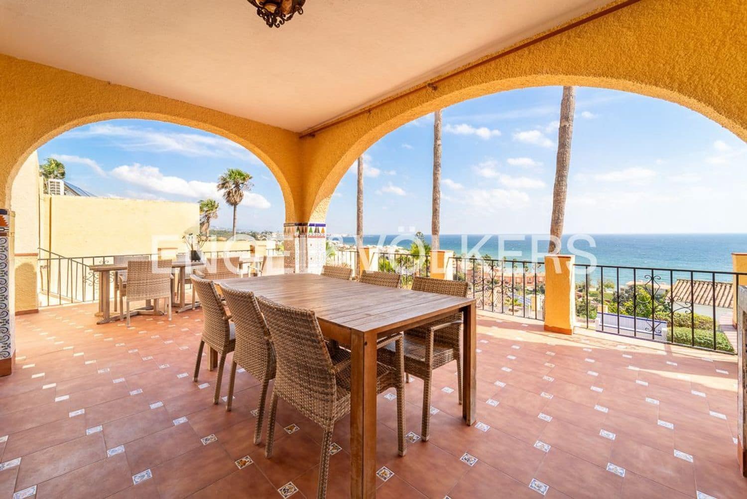 7 bedroom Villa for sale in Estepona with pool garage - € 1,760,000 (Ref: 9733565)