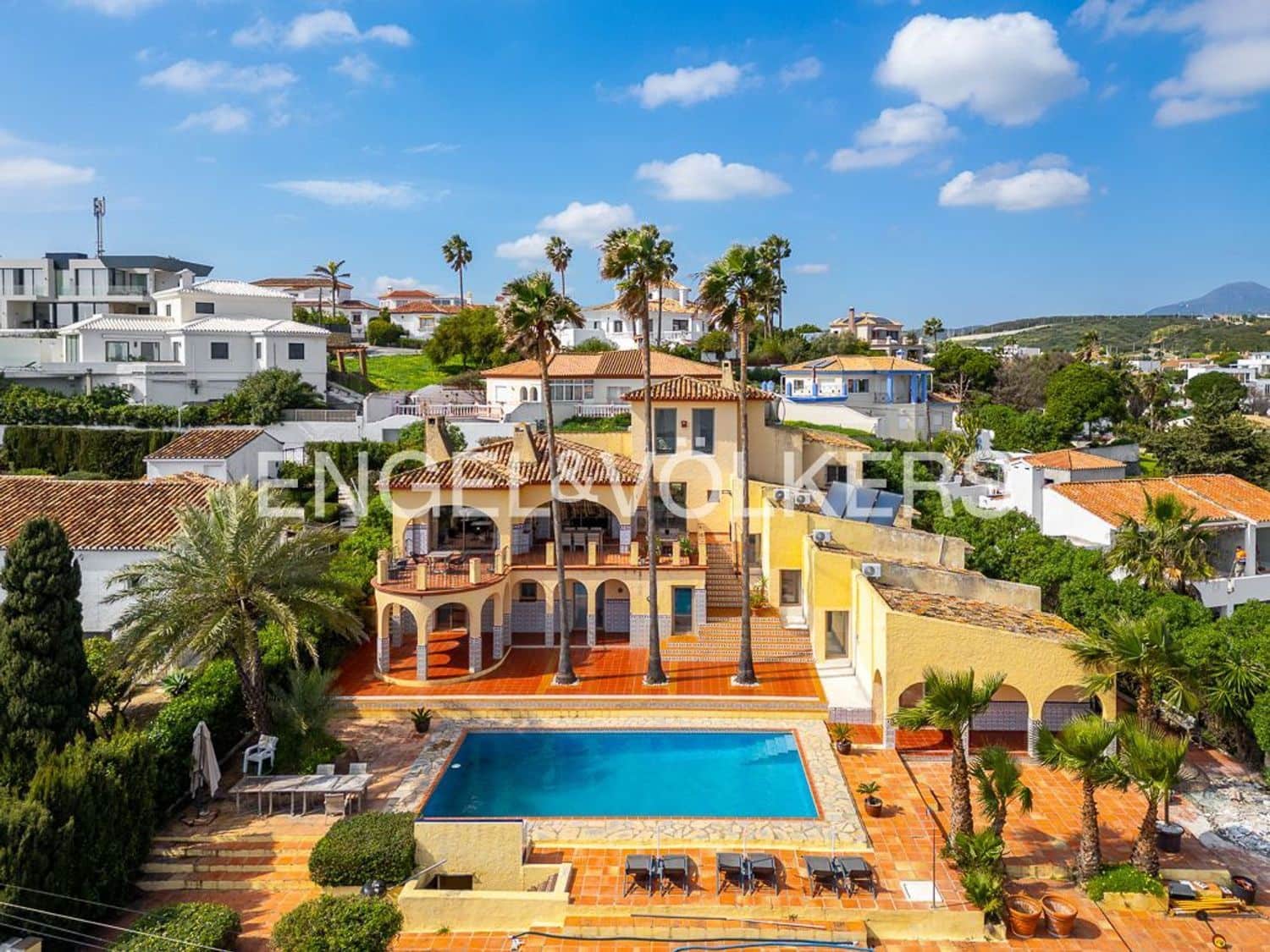 7 bedroom Villa for sale in Estepona with pool garage - € 1,760,000 (Ref: 9733565)
