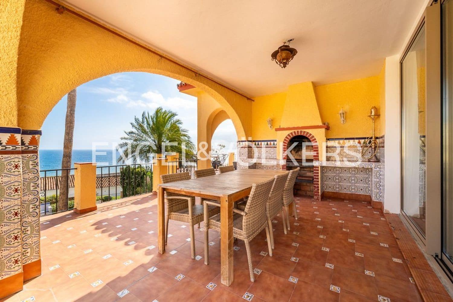 7 bedroom Villa for sale in Estepona with pool garage - € 1,760,000 (Ref: 9733565)