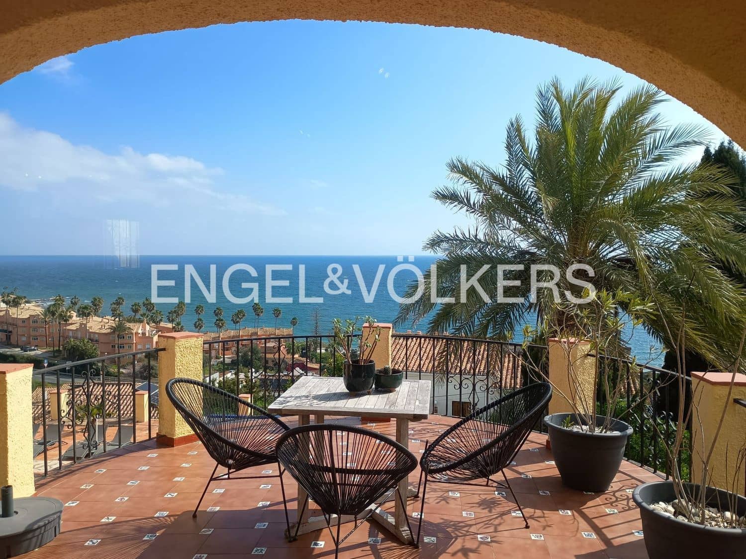 7 bedroom Villa for sale in Estepona with pool garage - € 1,760,000 (Ref: 9733565)