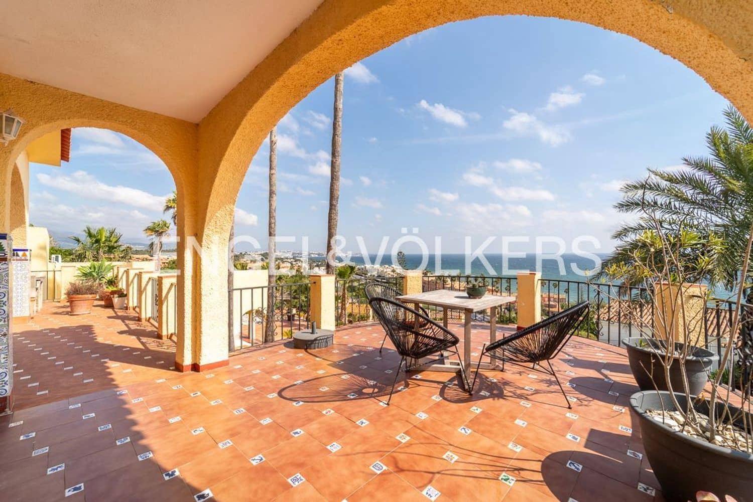 7 bedroom Villa for sale in Estepona with pool garage - € 1,760,000 (Ref: 9733565)