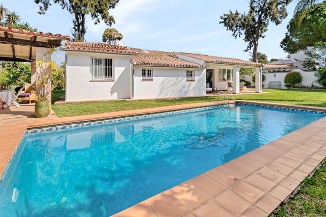 Chalet de 4 habitaciones en Atalaya-Isdabe, Estepona en venta con piscina garaje - 1.295.000 € (Ref: 9747486)