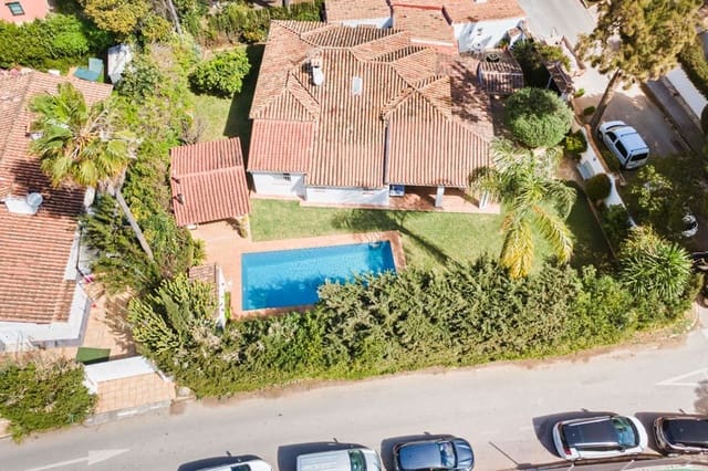 Chalet de 4 habitaciones en Atalaya-Isdabe, Estepona en venta con piscina garaje - 1.295.000 € (Ref: 9747486)