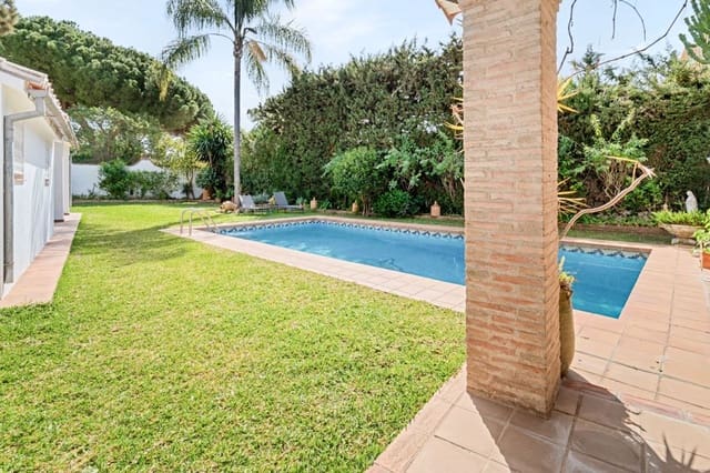 Chalet de 4 habitaciones en Atalaya-Isdabe, Estepona en venta con piscina garaje - 1.295.000 € (Ref: 9747486)