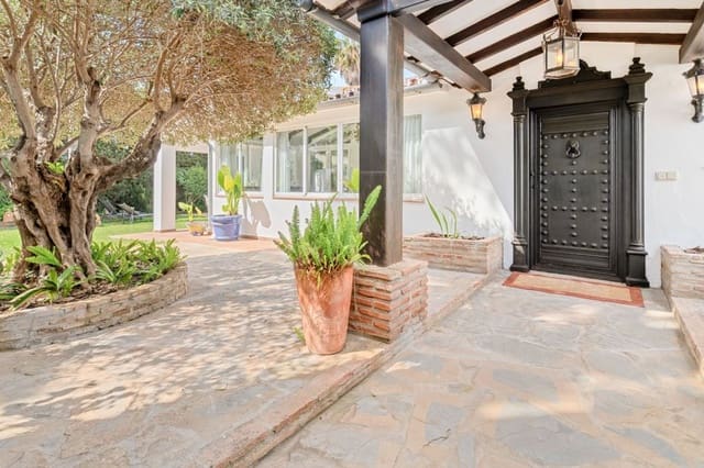 Chalet de 4 habitaciones en Atalaya-Isdabe, Estepona en venta con piscina garaje - 1.295.000 € (Ref: 9747486)