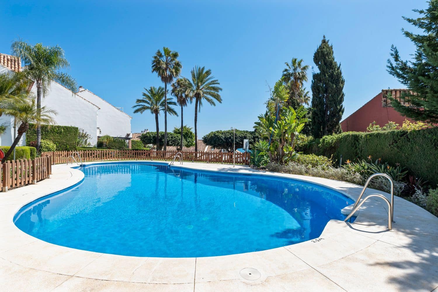 3 soveværelse Byhus til salg i Estepona med swimmingpool garage - € 619.000 (Ref: 9747487)