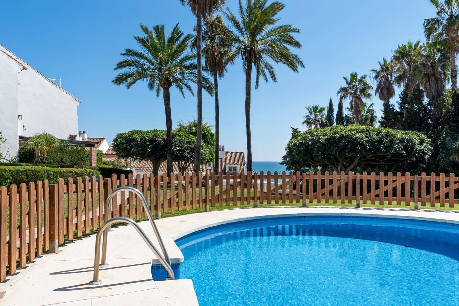 3 soveværelse Byhus til salg i Estepona med swimmingpool garage - € 619.000 (Ref: 9747487)