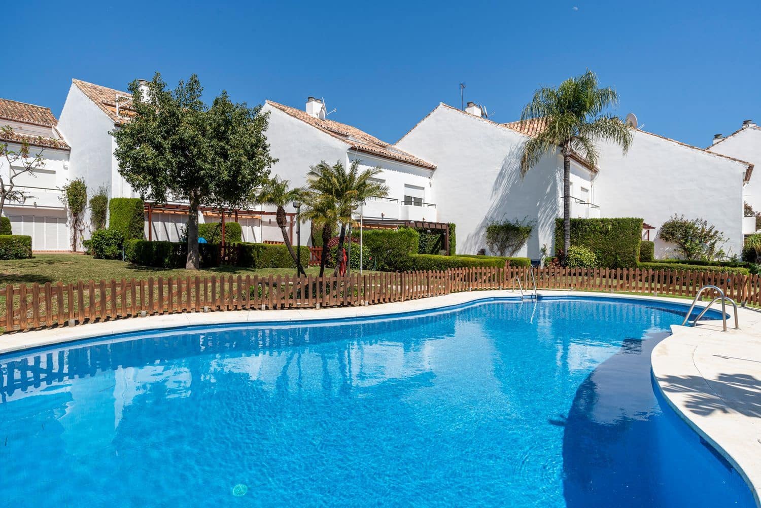 3 soveværelse Byhus til salg i Estepona med swimmingpool garage - € 619.000 (Ref: 9747487)