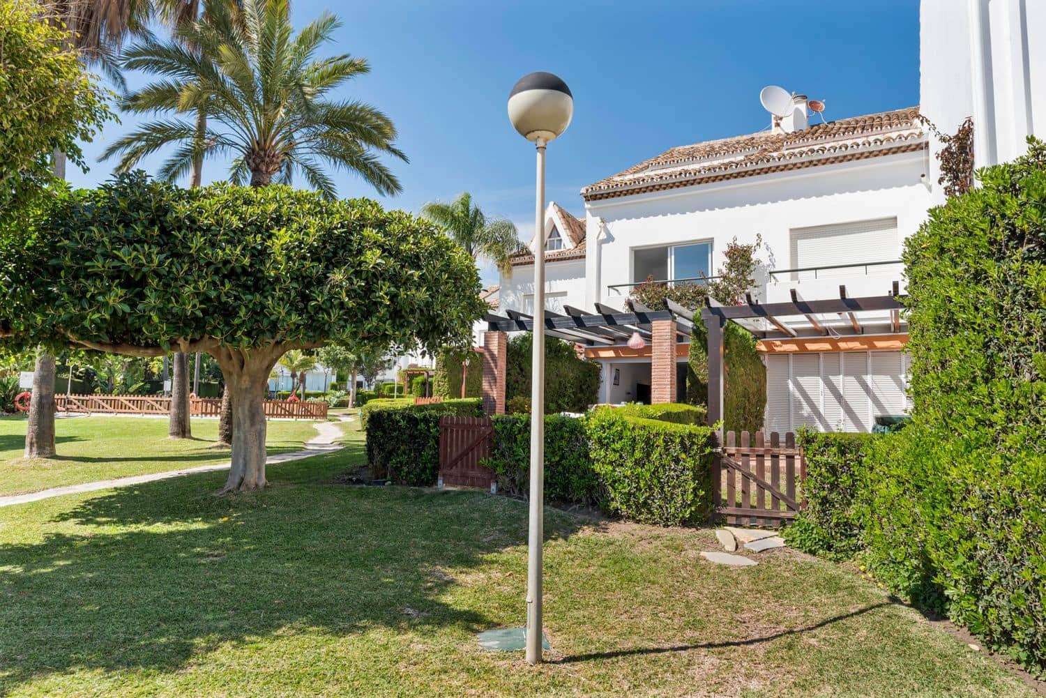 3 soveværelse Byhus til salg i Estepona med swimmingpool garage - € 619.000 (Ref: 9747487)