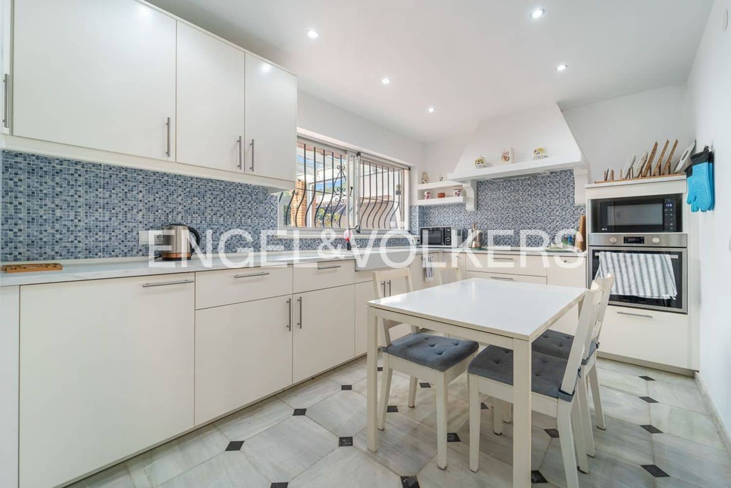 8 soveværelse Villa til salg i Estepona med swimmingpool garage - € 795.000 (Ref: 9747488)