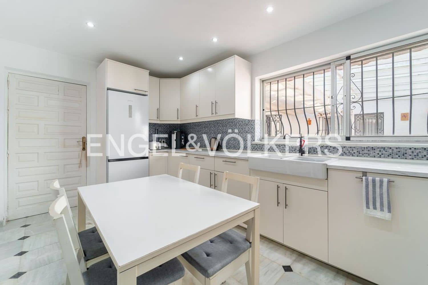 8 soveværelse Villa til salg i Estepona med swimmingpool garage - € 795.000 (Ref: 9747488)