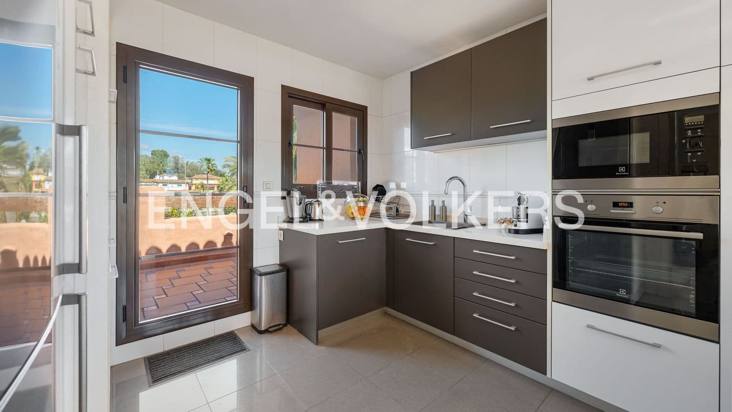 3 bedroom Apartment for sale in New Golden Mile with pool garage - € 785,000 (Ref: 9751505)