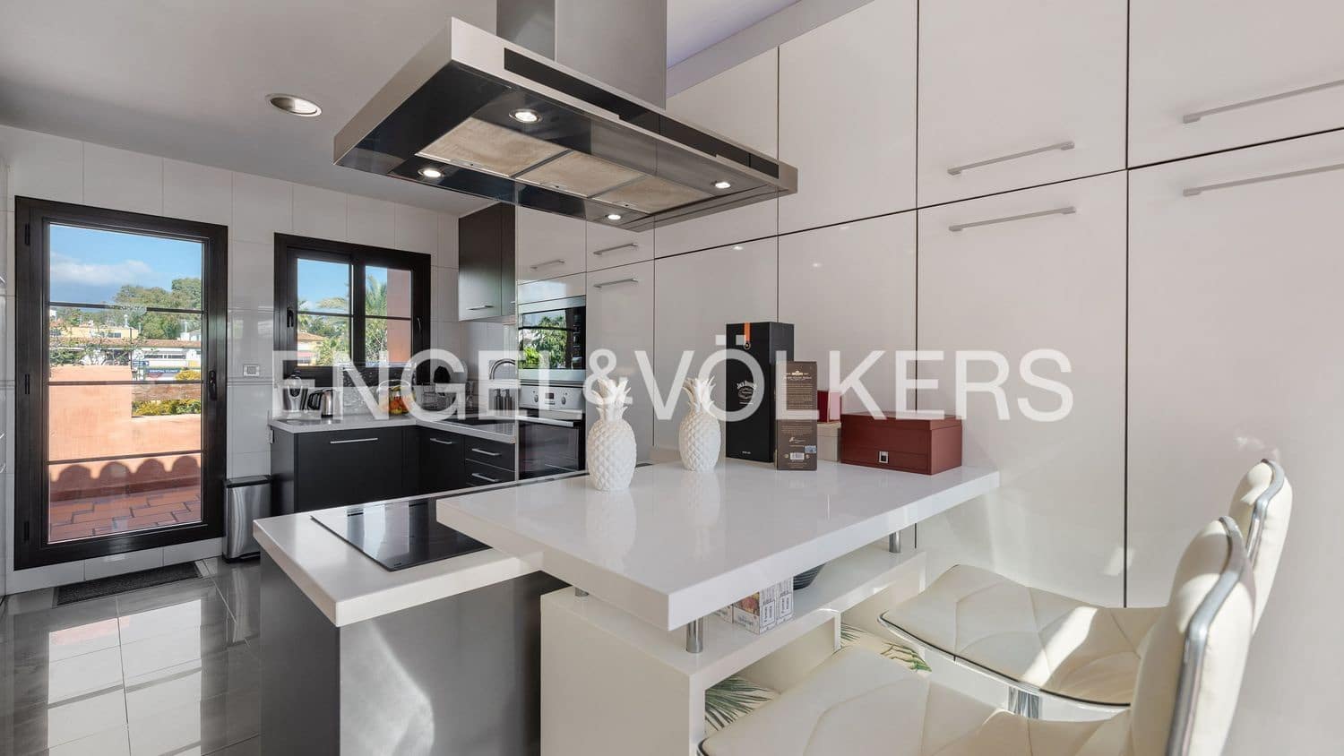3 bedroom Apartment for sale in New Golden Mile with pool garage - € 785,000 (Ref: 9751505)