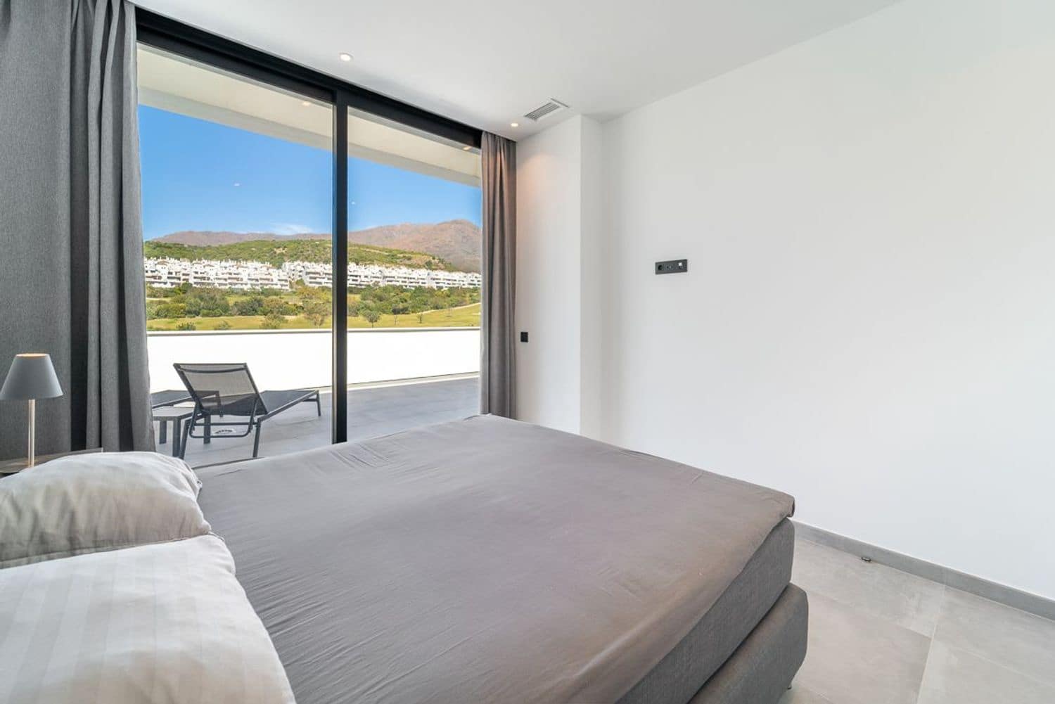 3 soveværelse Villa til salg i Estepona med swimmingpool garage - € 1.400.000 (Ref: 9755103)