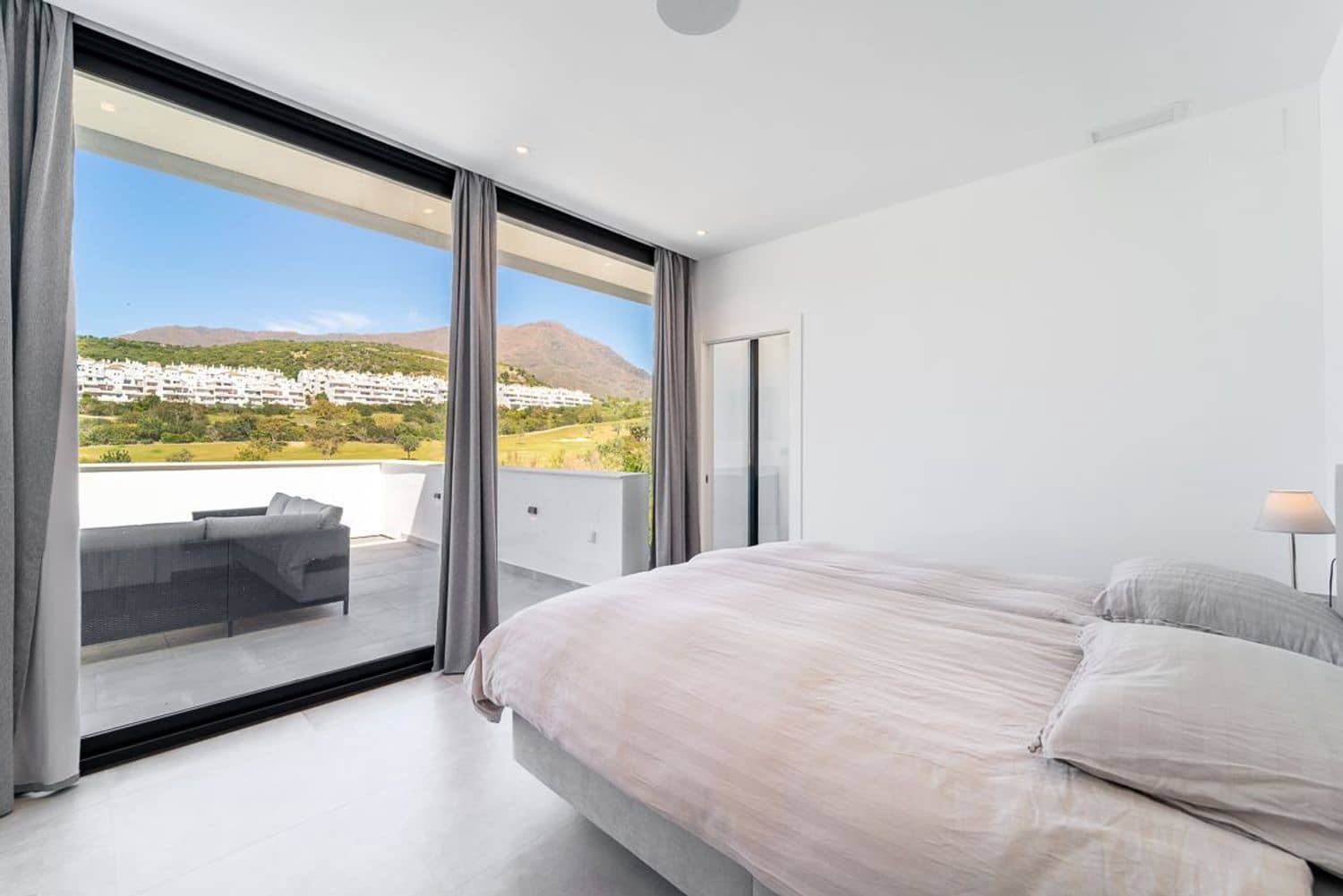 3 soveværelse Villa til salg i Estepona med swimmingpool garage - € 1.400.000 (Ref: 9755103)