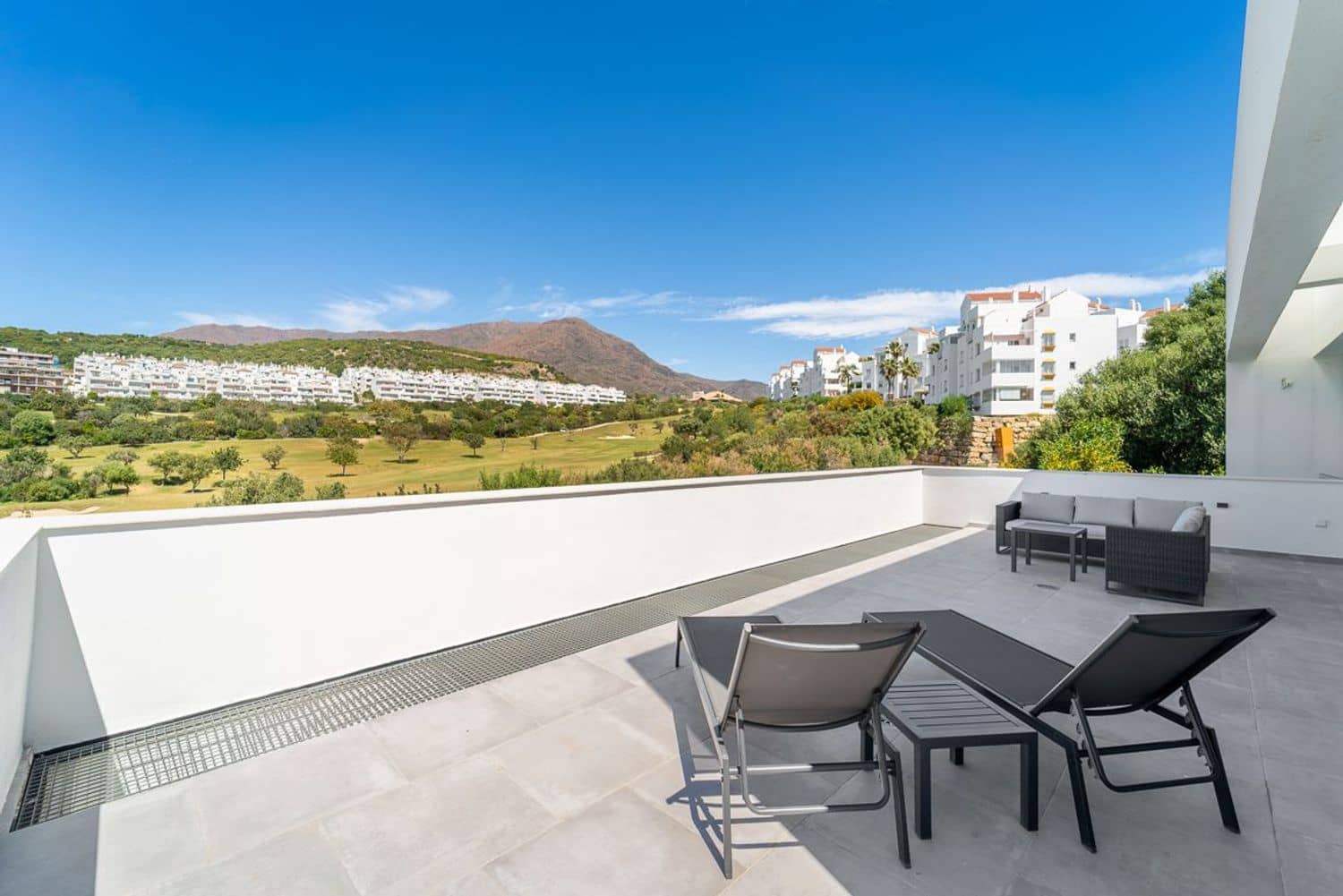 3 soveværelse Villa til salg i Estepona med swimmingpool garage - € 1.400.000 (Ref: 9755103)