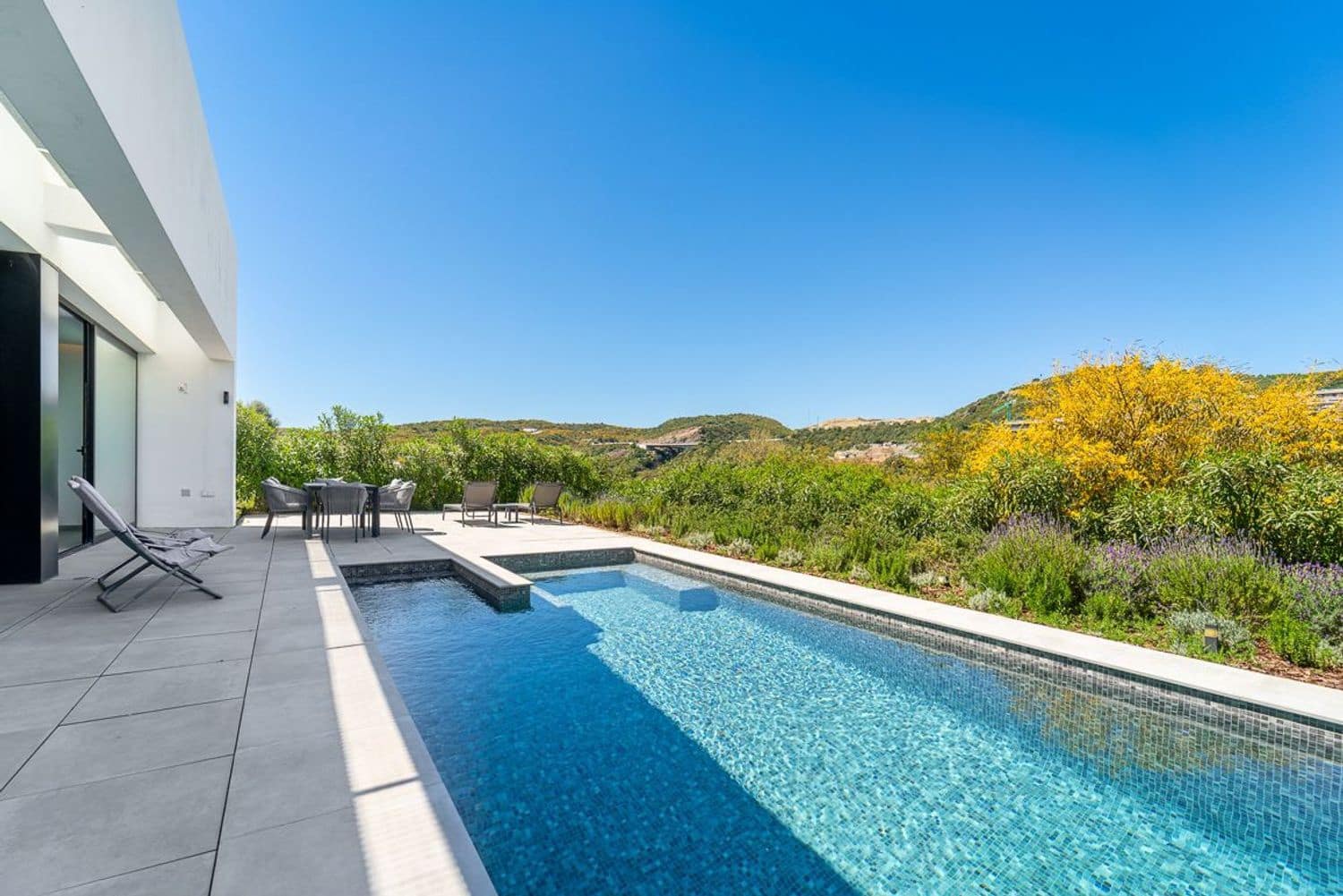 3 soveværelse Villa til salg i Estepona med swimmingpool garage - € 1.400.000 (Ref: 9755103)