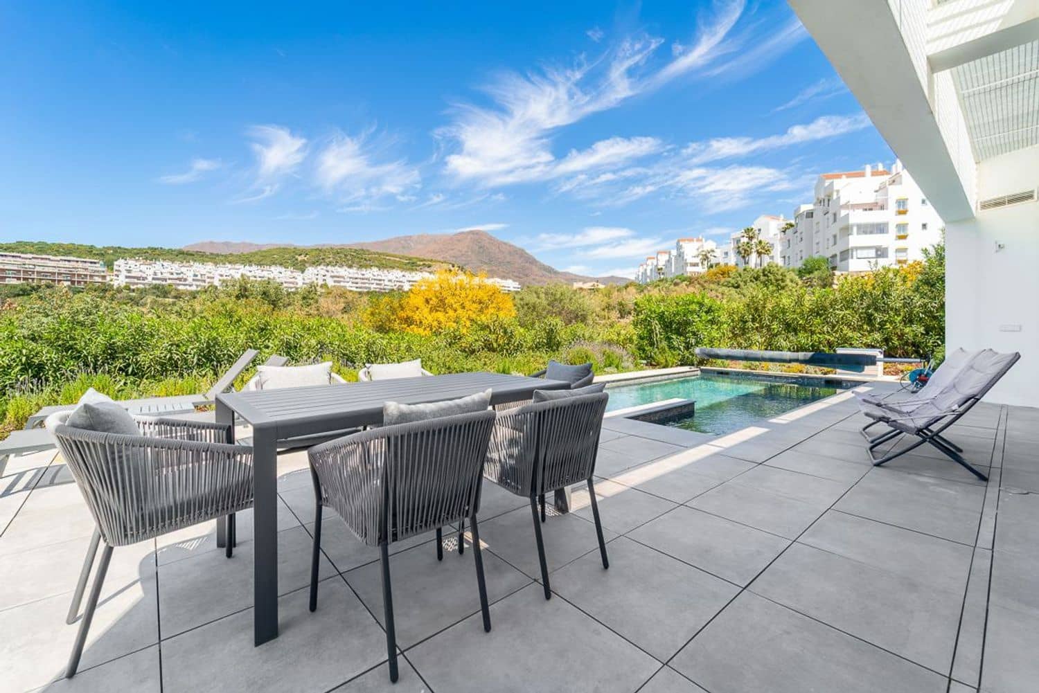 3 soveværelse Villa til salg i Estepona med swimmingpool garage - € 1.400.000 (Ref: 9755103)