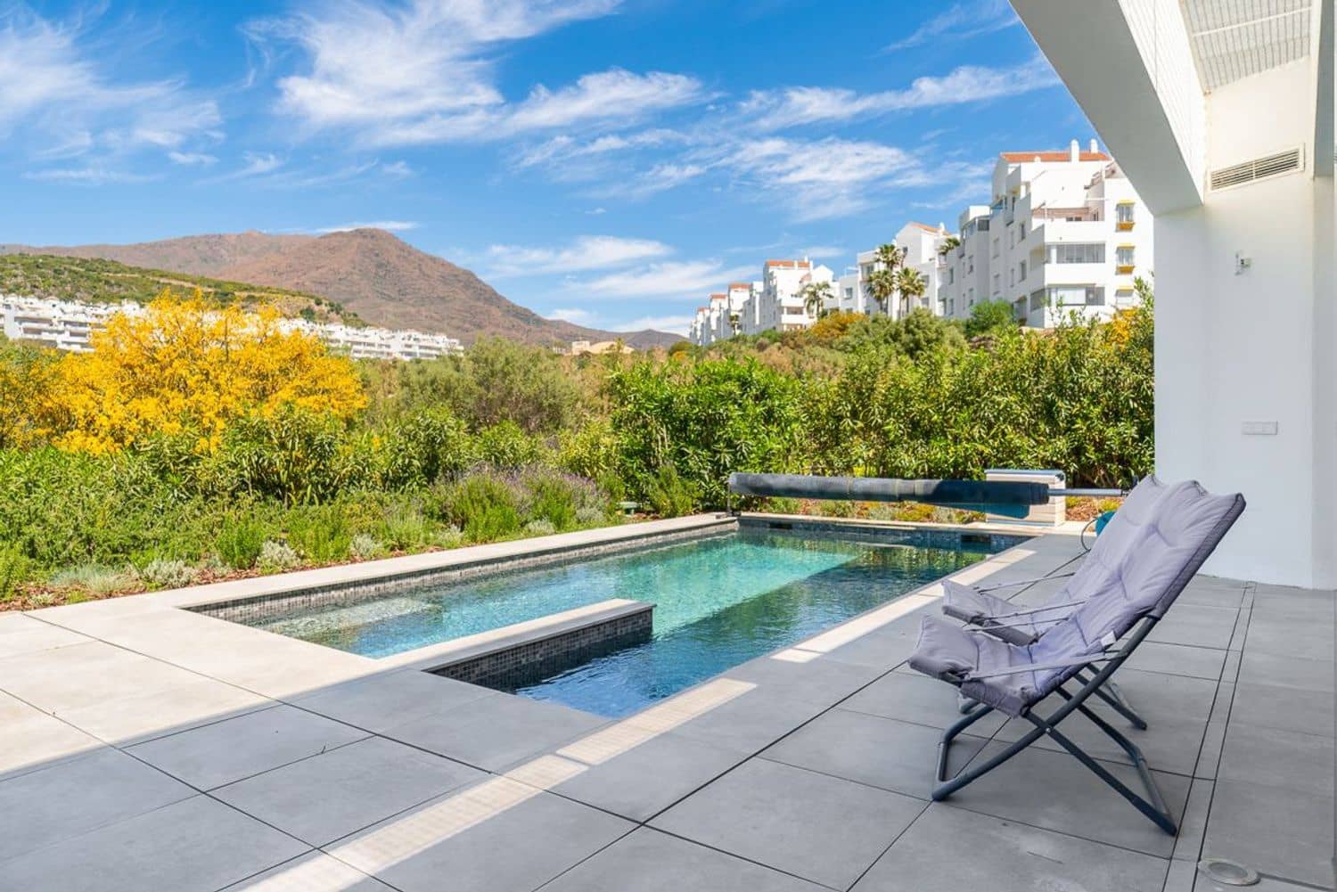 3 soveværelse Villa til salg i Estepona med swimmingpool garage - € 1.400.000 (Ref: 9755103)