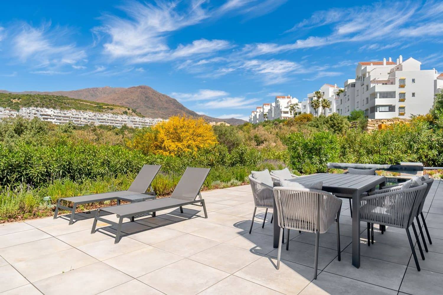 3 soveværelse Villa til salg i Estepona med swimmingpool garage - € 1.400.000 (Ref: 9755103)