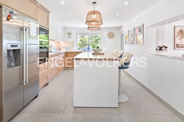 6 slaapkamer Villa te koop in El Padrón, Estepona met zwembad garage - € 1.550.000 (Ref: 9789991)