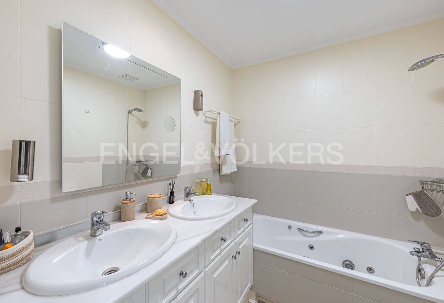 2 makuuhuone Huoneisto myytävänä paikassa Estepona mukana uima-altaan 
autotalli - 430 000 € (Ref: 9798545)