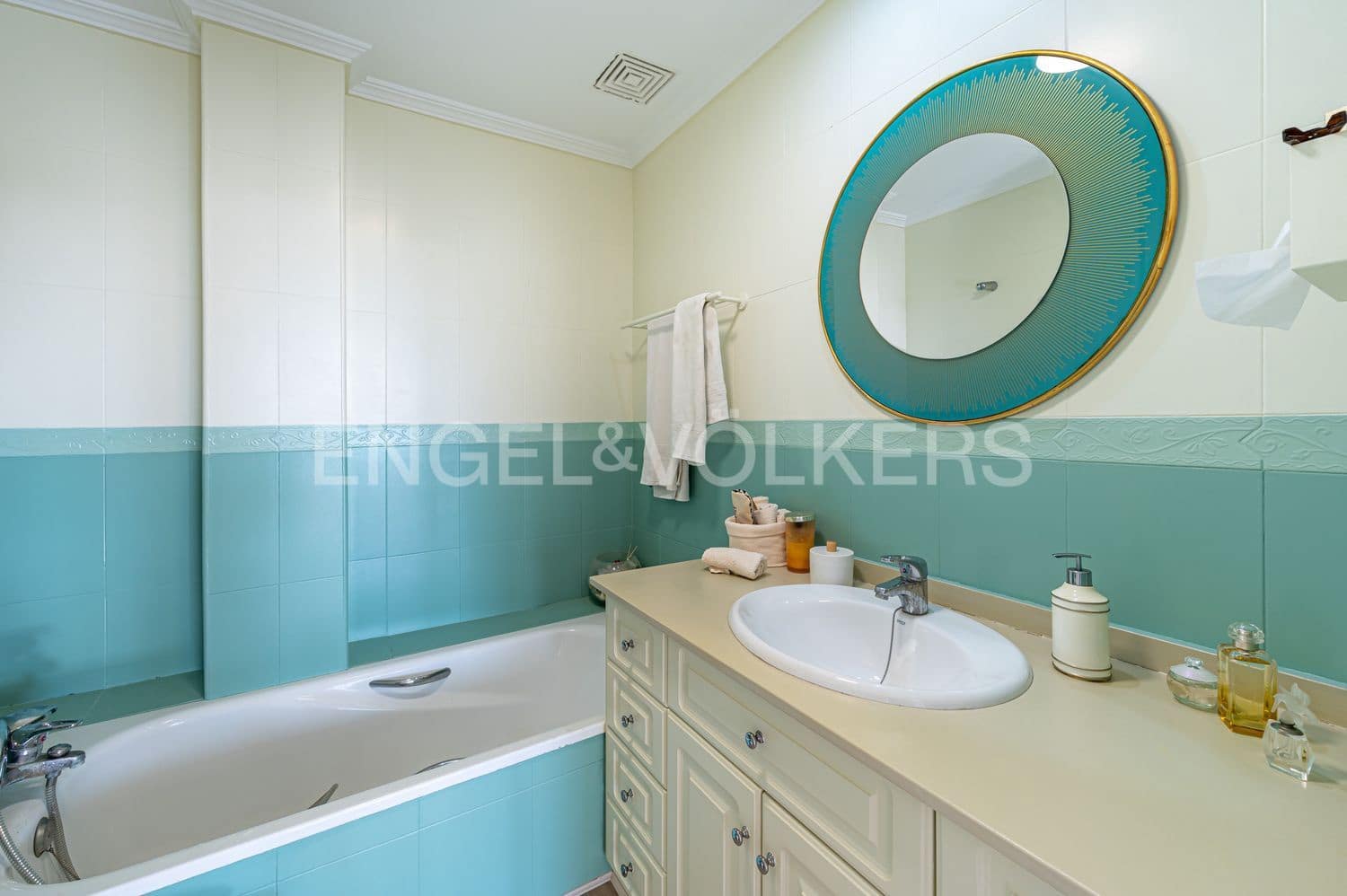 2 makuuhuone Huoneisto myytävänä paikassa Estepona mukana uima-altaan 
autotalli - 430 000 € (Ref: 9798545)