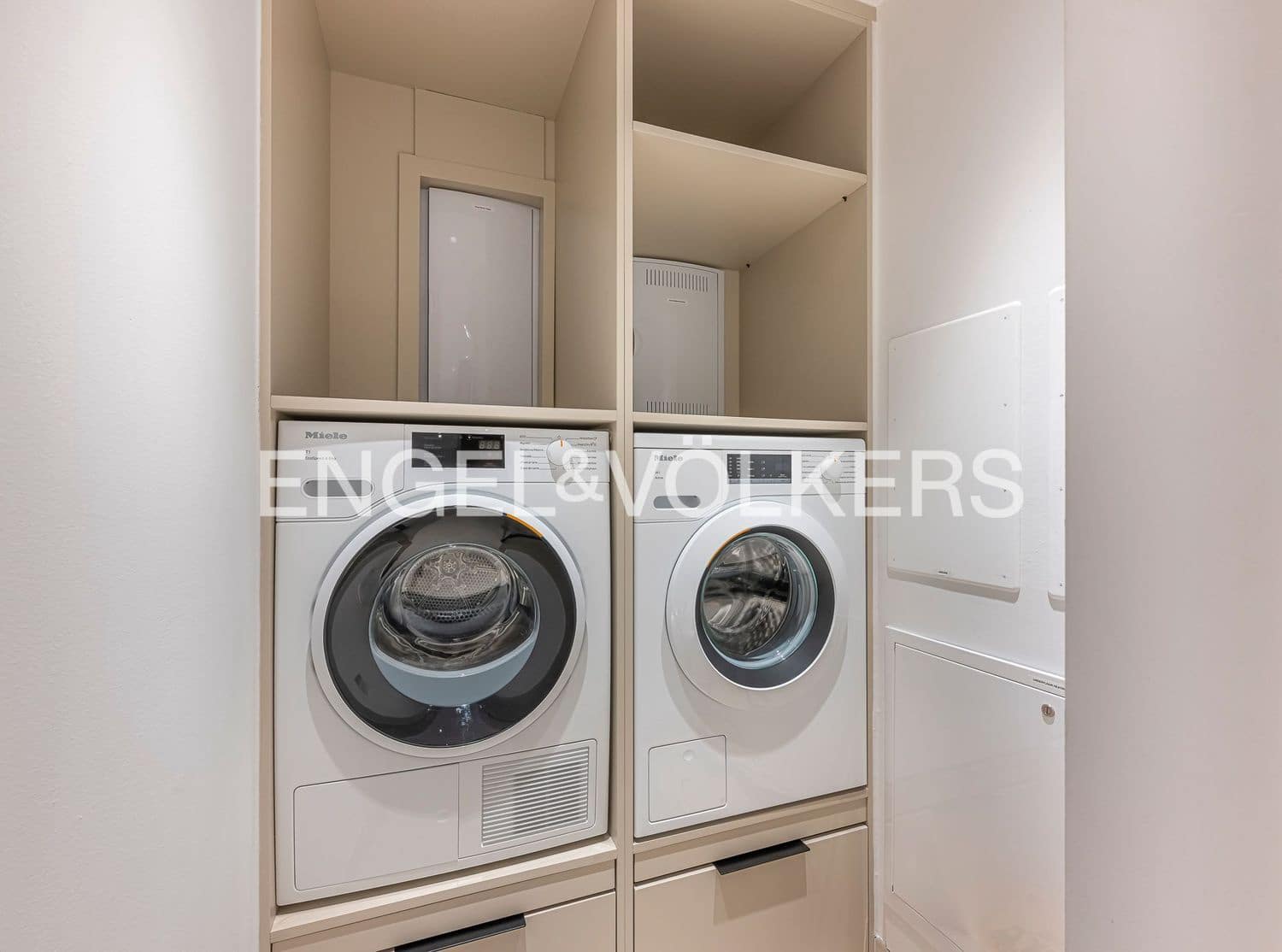 3 makuuhuone Huoneisto myytävänä paikassa Estepona mukana uima-altaan 
autotalli - 1 895 000 € (Ref: 9806160)