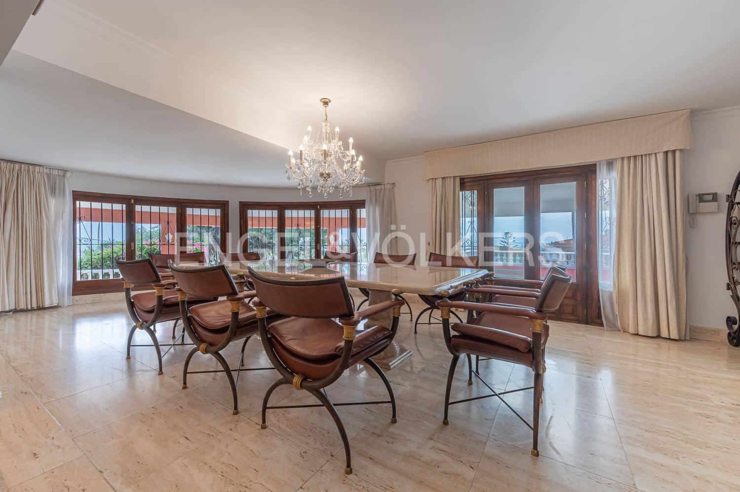 6 Zimmer Villa zu verkaufen in Estepona mit Pool Garage - 1.700.000 € (Ref: 9806161)