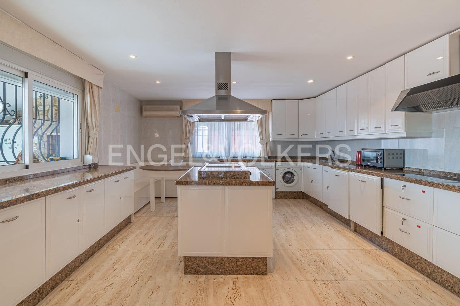 6 Zimmer Villa zu verkaufen in Estepona mit Pool Garage - 1.700.000 € (Ref: 9806161)