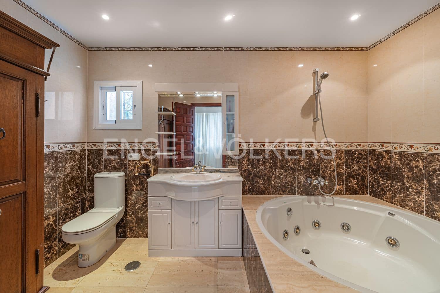 6 Zimmer Villa zu verkaufen in Estepona mit Pool Garage - 1.700.000 € (Ref: 9806161)