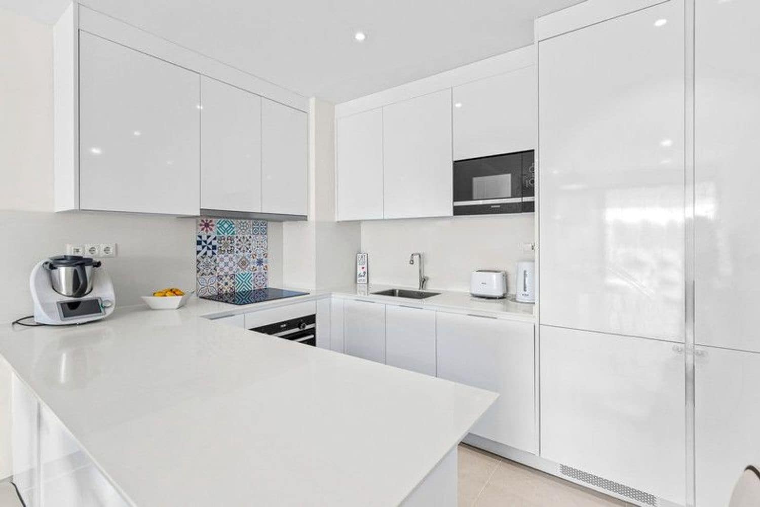 Apartamento de 2 habitaciones en Estepona en venta con piscina garaje - 485.000 € (Ref: 9815596)