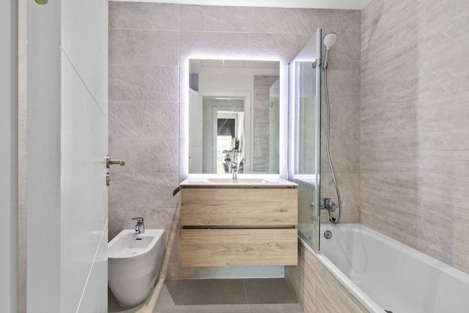 Apartamento de 2 habitaciones en Estepona en venta con piscina garaje - 485.000 € (Ref: 9815596)