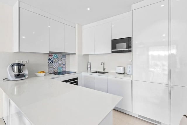 Apartamento de 2 habitaciones en Estepona Golf, Estepona en venta con piscina garaje - 485.000 € (Ref: 9815596)