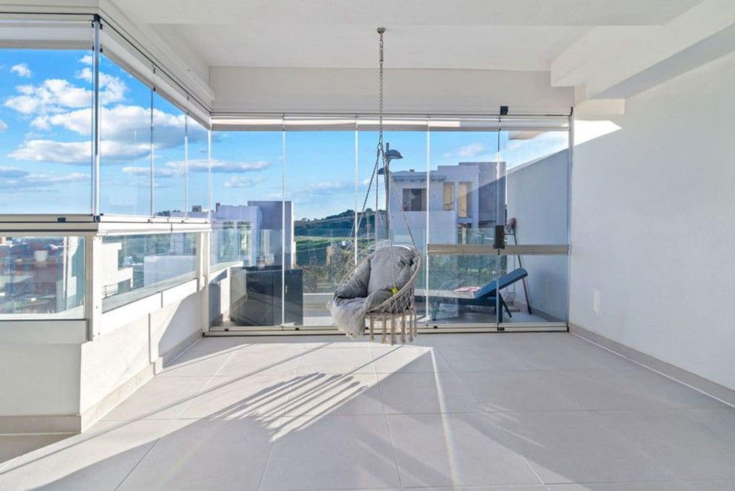 Apartamento de 2 habitaciones en Estepona en venta con piscina garaje - 485.000 € (Ref: 9815596)